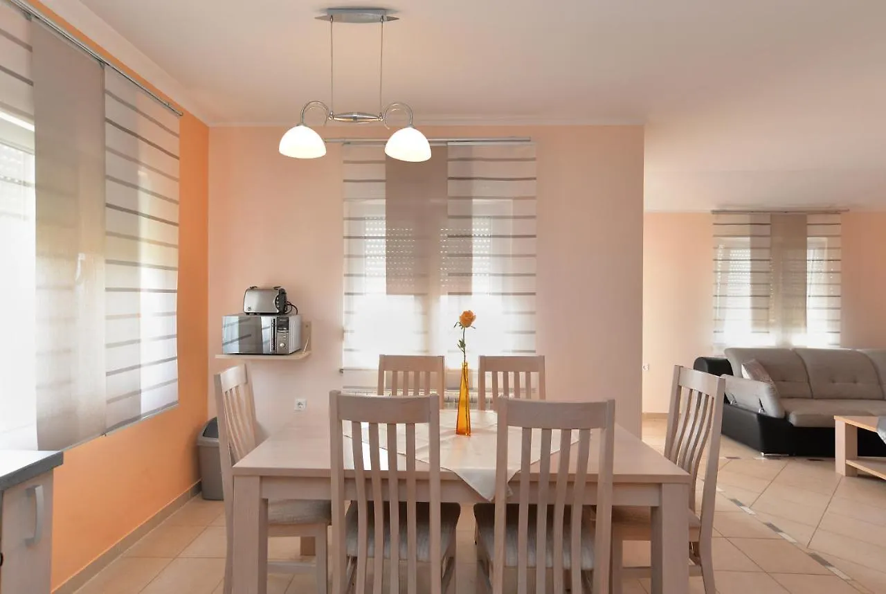 Apartment Anto 1772 Pula 0*,